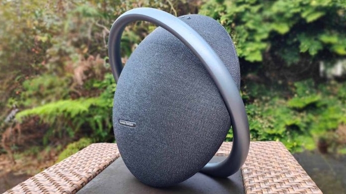 Chiếc loa thân thiện với môi trường HARMAN KARDON ONXY STUDIO 8
