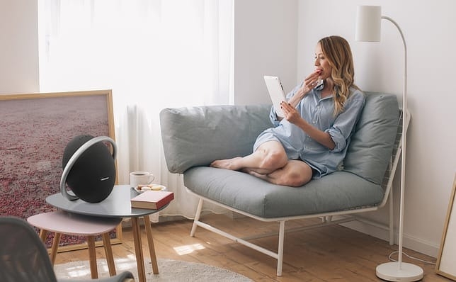 Loa Harman Kardon Onyx Studio 8: Trải Nghiệm Âm Thanh Đỉnh Cao với Thiết Kế Độc Đáo