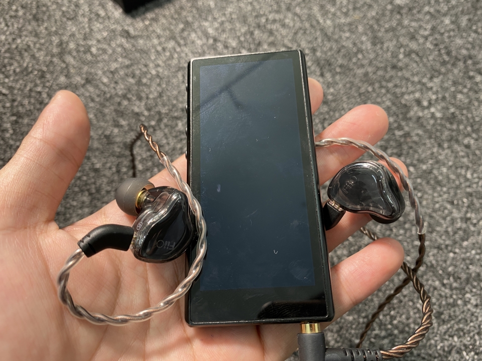 Máy nghe nhạc FiiO M3pro và tai nghe FiiO FH1s